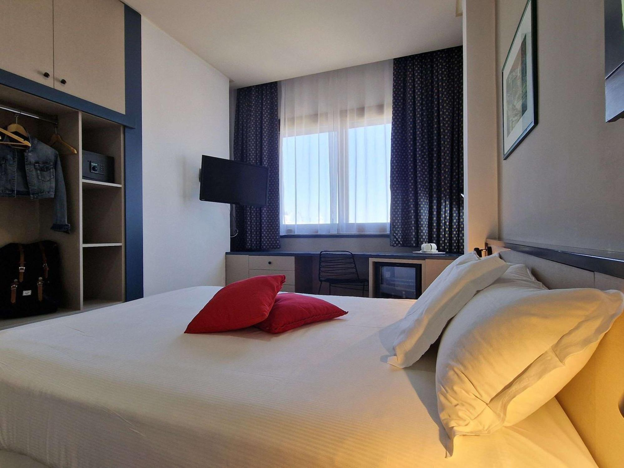 Ibis Styles Palermo President Hotel Bagian luar foto
